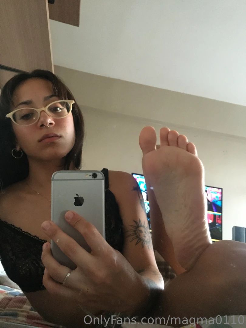 I love feet so much i want you to play with them 