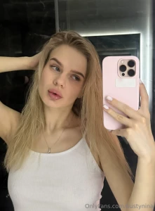 Hello i m sylvia sylwia_laly i m 20 and between lectures i love part 97