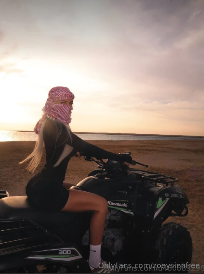 Wow selenavixenn is posting the craziest tapes in her page come chat part 25 