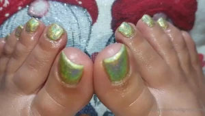 Close up to this sexy gold holo pedi my oily toes are ready for