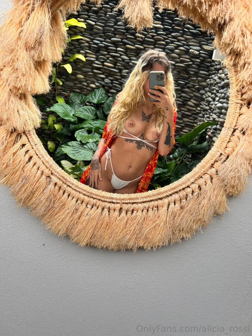 Wishing you a happy new year while i m vibin sorrounded by plants 