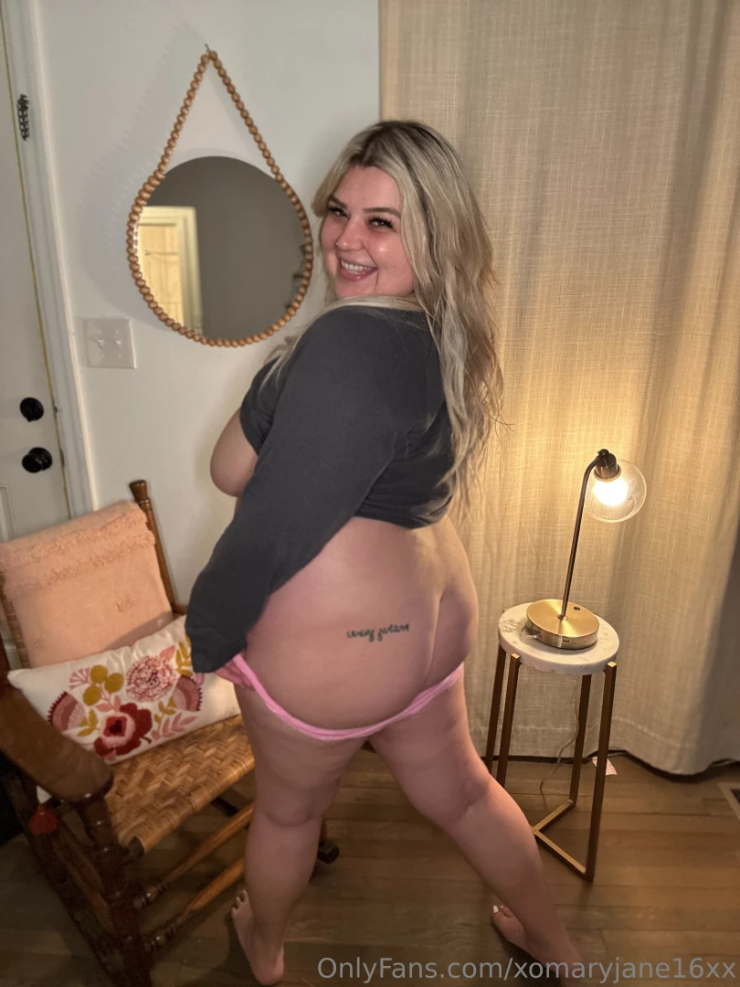 Goood morning and happy hump day dm if you want an anal custom today 