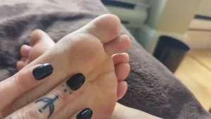 My toes and clit need sucking