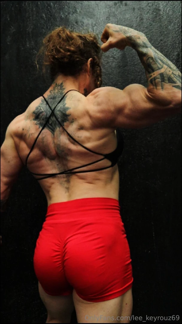 Flexing and training for the biggest pump trying to grow these 15 inch 