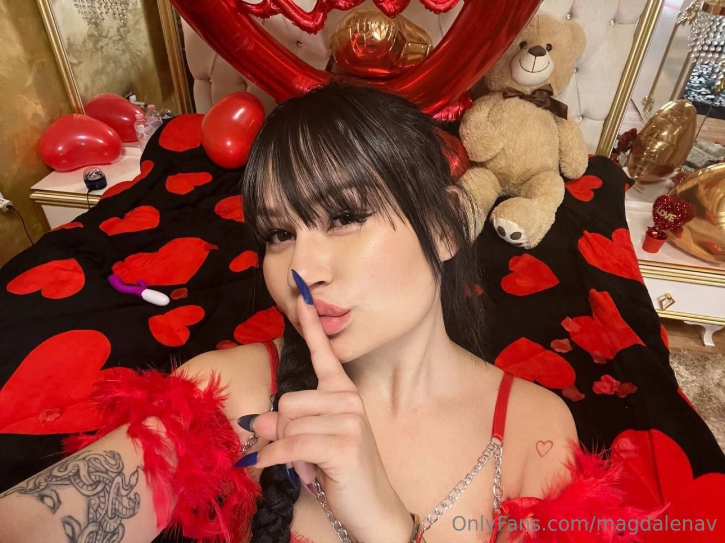 Everything s ready for st valentine but smth s missin u know what it 