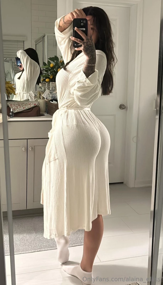 When the dress is flowy but so is the booty 
