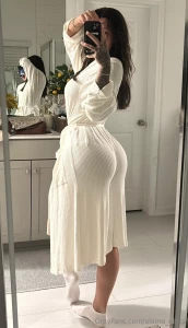 When the dress is flowy but so is the booty