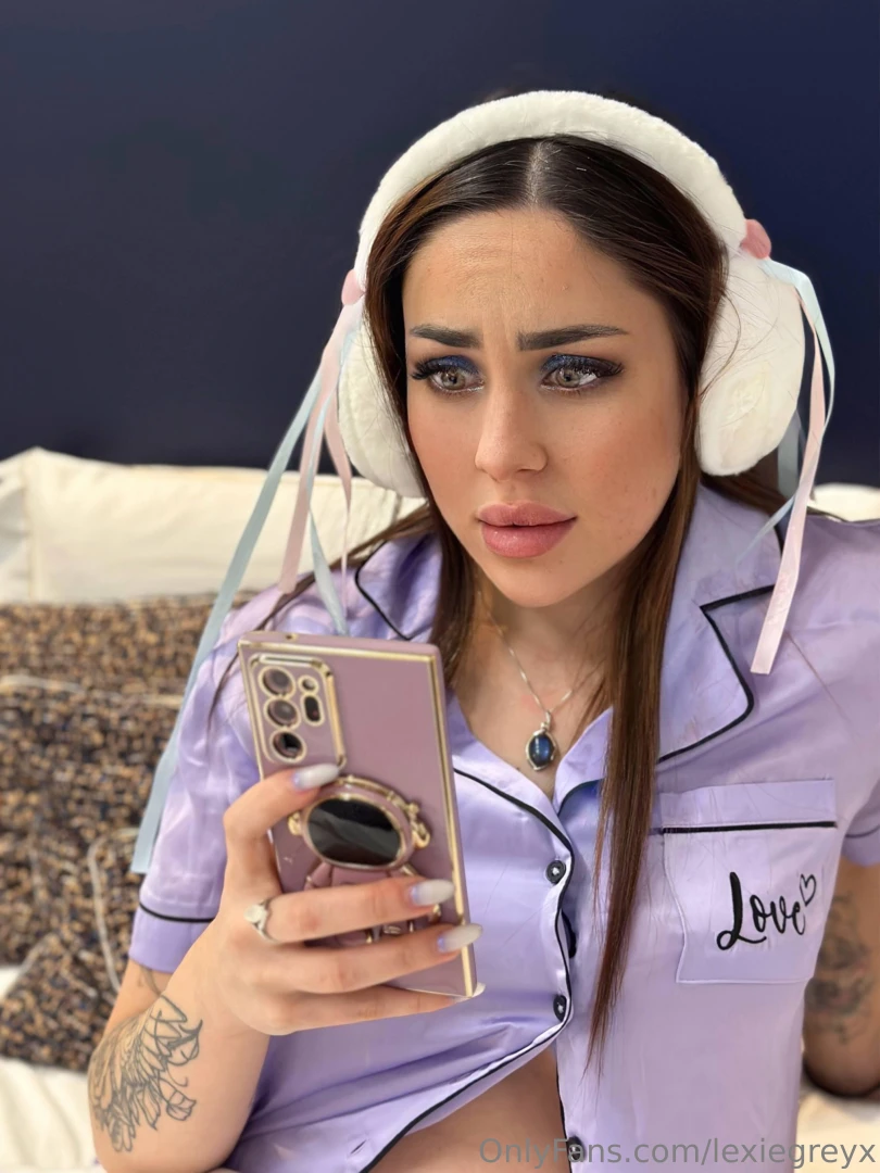 Complete the sentence my face when i see________on my phone 