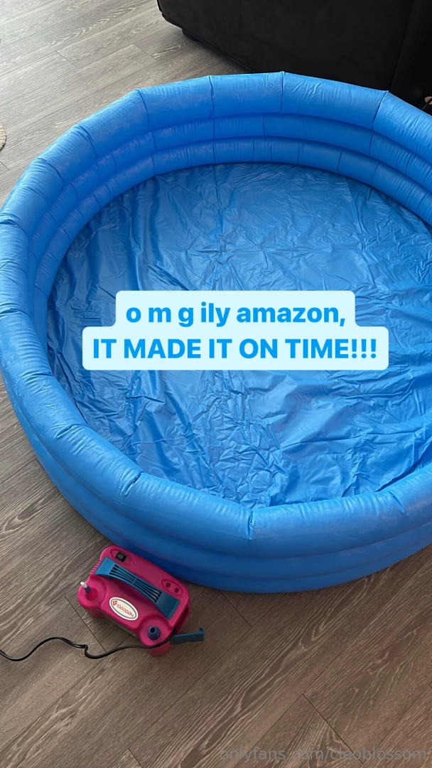 Ahhhh the right pool is here were about to get messsssyyyyyyy af omg 