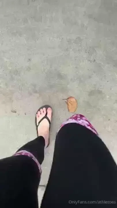 Just strolling around the neighborhood in my flippy floppies coconut 