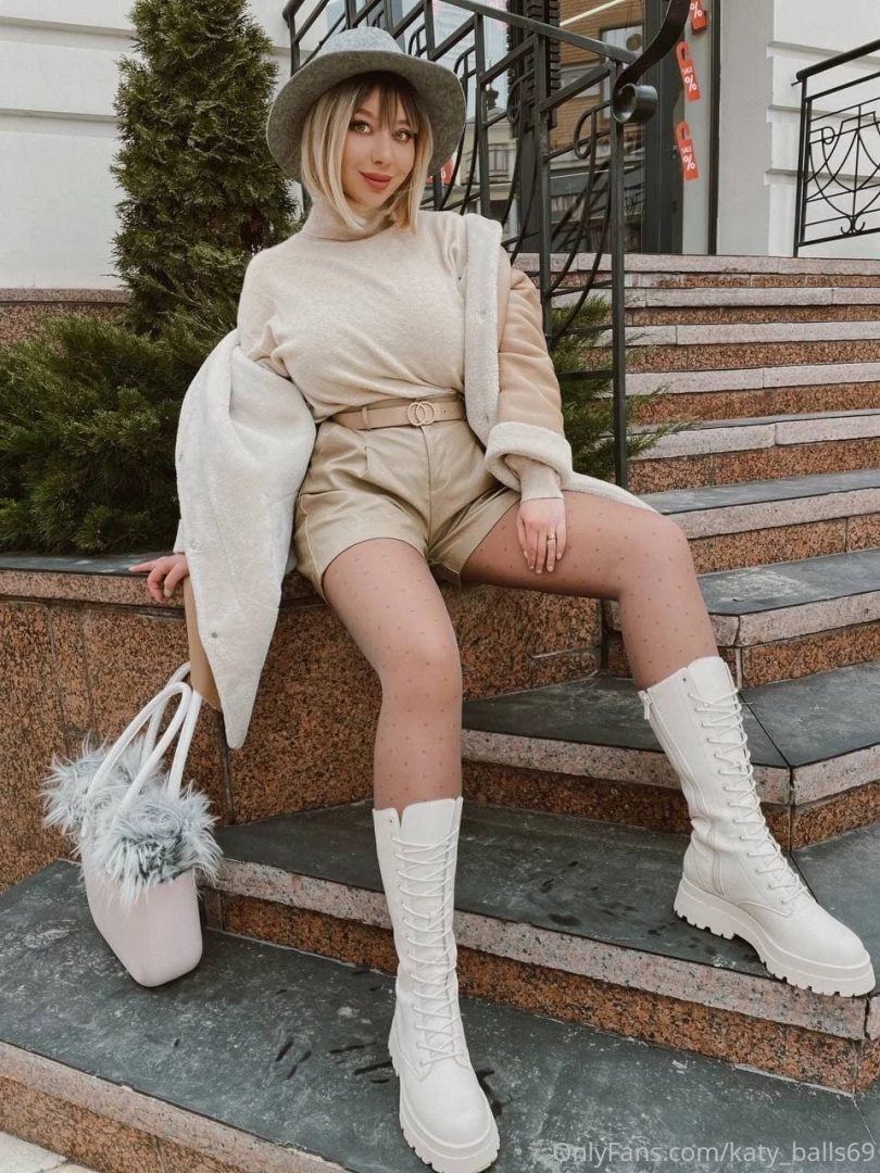 Tap into your inner star power sitting on the steps like you own the 