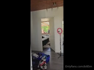 K yk teid nkin kaveriporukalla joskus niin ett joku kuvaa etuovella