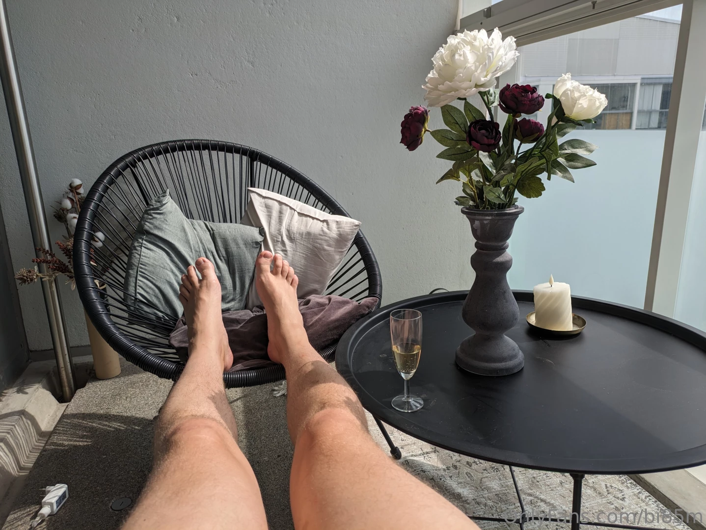 Lauantai on hyv p iv olla parvekkeella alasti ja ottaa rajatonta 