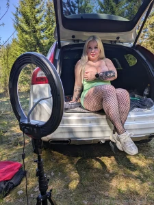 Olin k velyll mets ss ja yht kki huomasin mets tien viereen