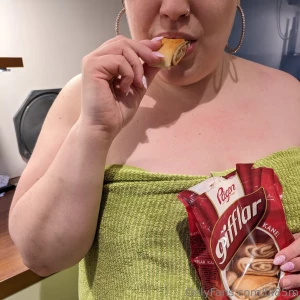 Naapuruston uusi tuttavuus tuli pullapussin kanssa ovelle ja kysyi