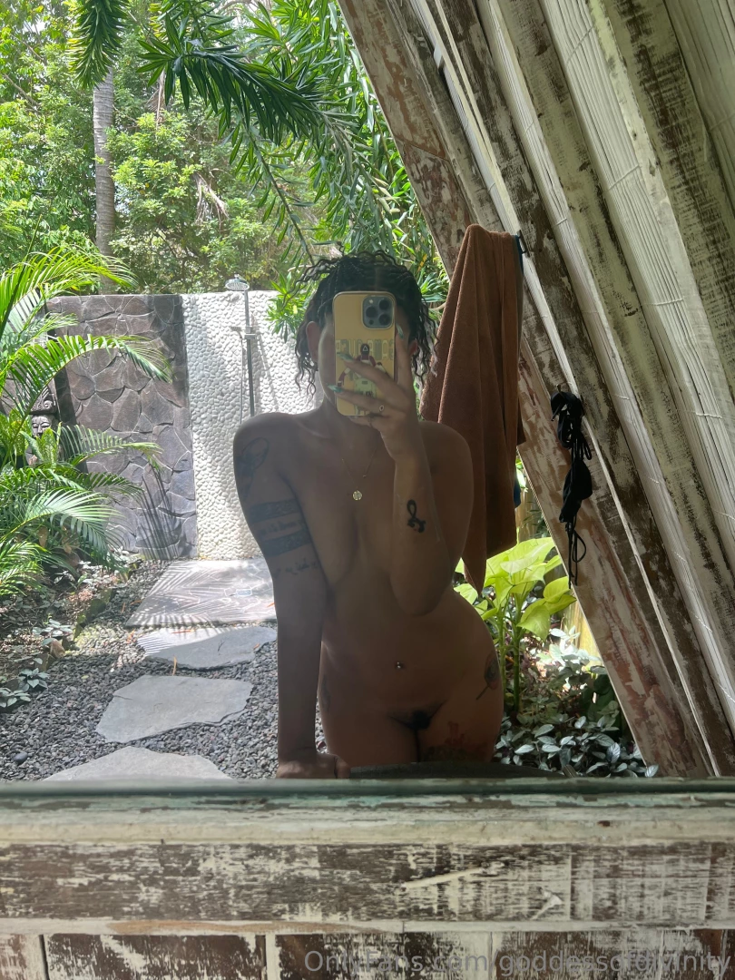I love outdoor showers hbu babe 