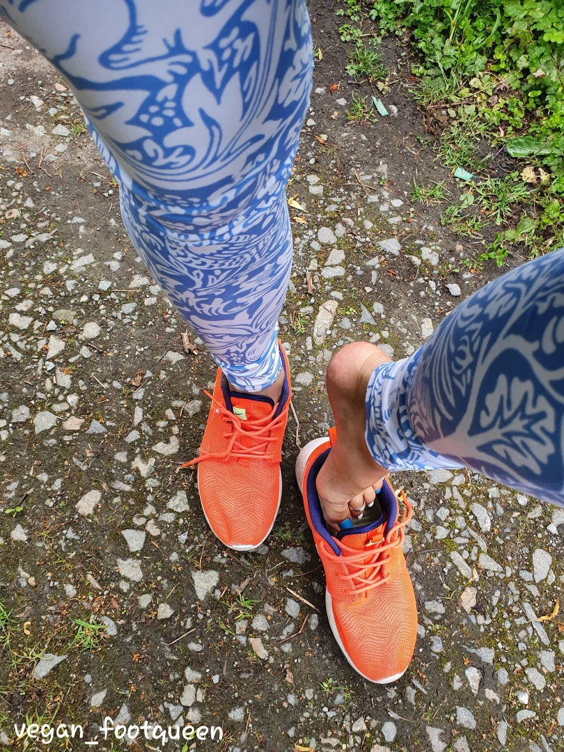 Morning boys my feet are hot and sweaty who s gonna cool them down 