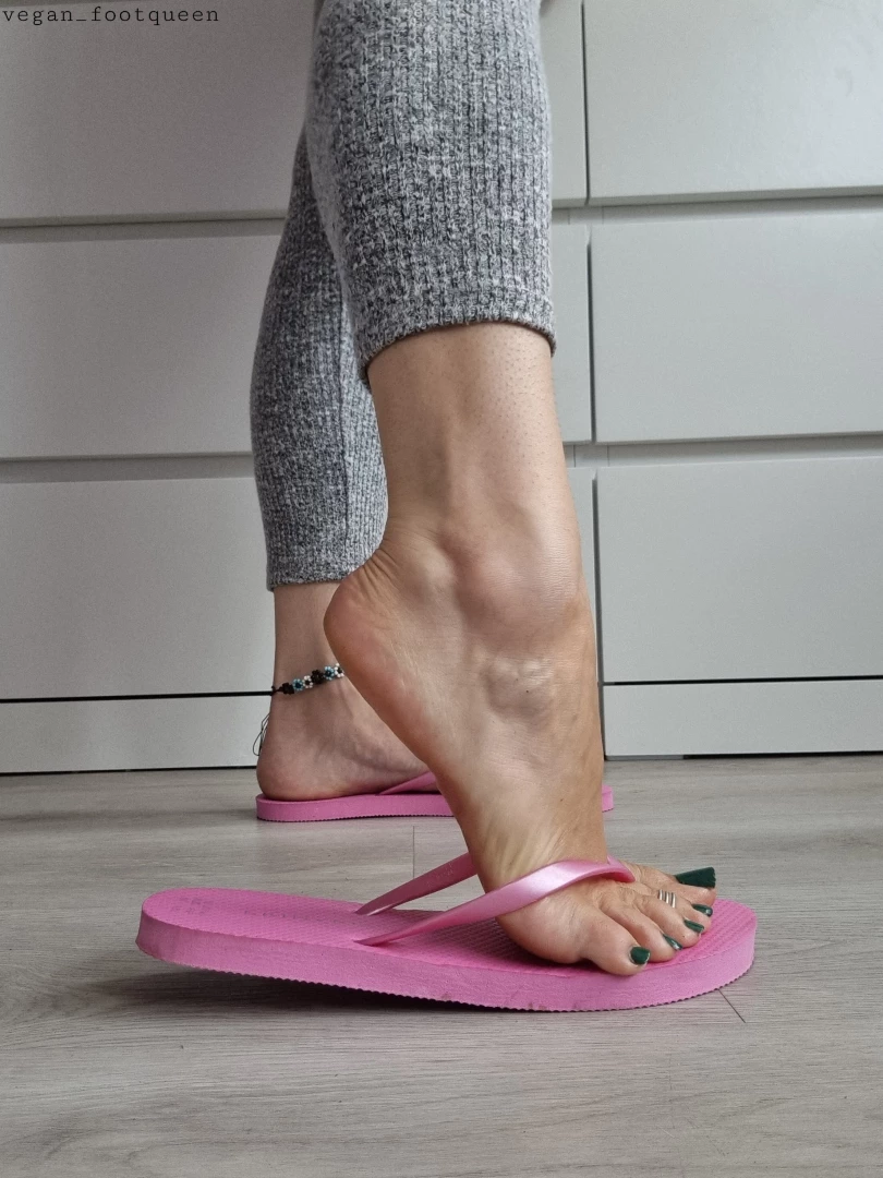 Good morning should we start the day with some toe sucking 