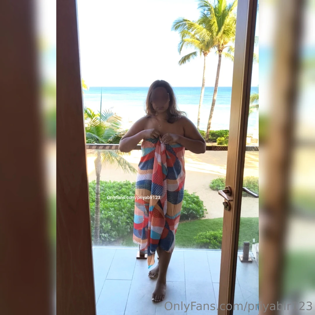 Adjusting my wrap just for u horny bulls amp guys knowing those eyes 