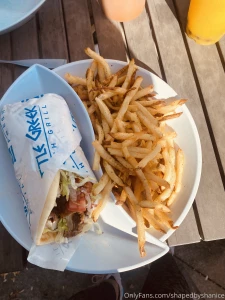 Look at my cheat meallllll ugh i love french fries do y all love fries