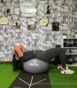 Here are 10 yoga ball exercises to build a super strong core 1
