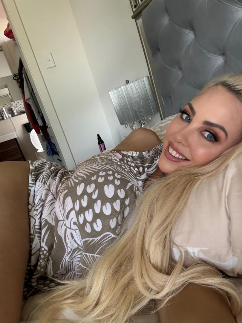 Keep my company online and waiting for you to slide in my dm s 