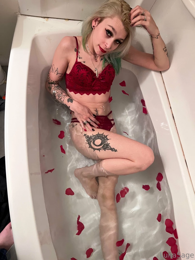 Who remembers the bathroom valentines hearts i m needing someone in part 1 