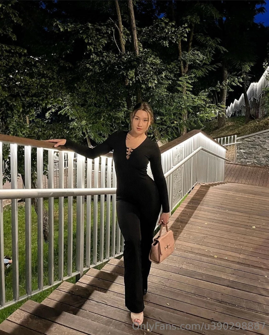 Oh i think i m the woman who can undress you with a glance mm write me 