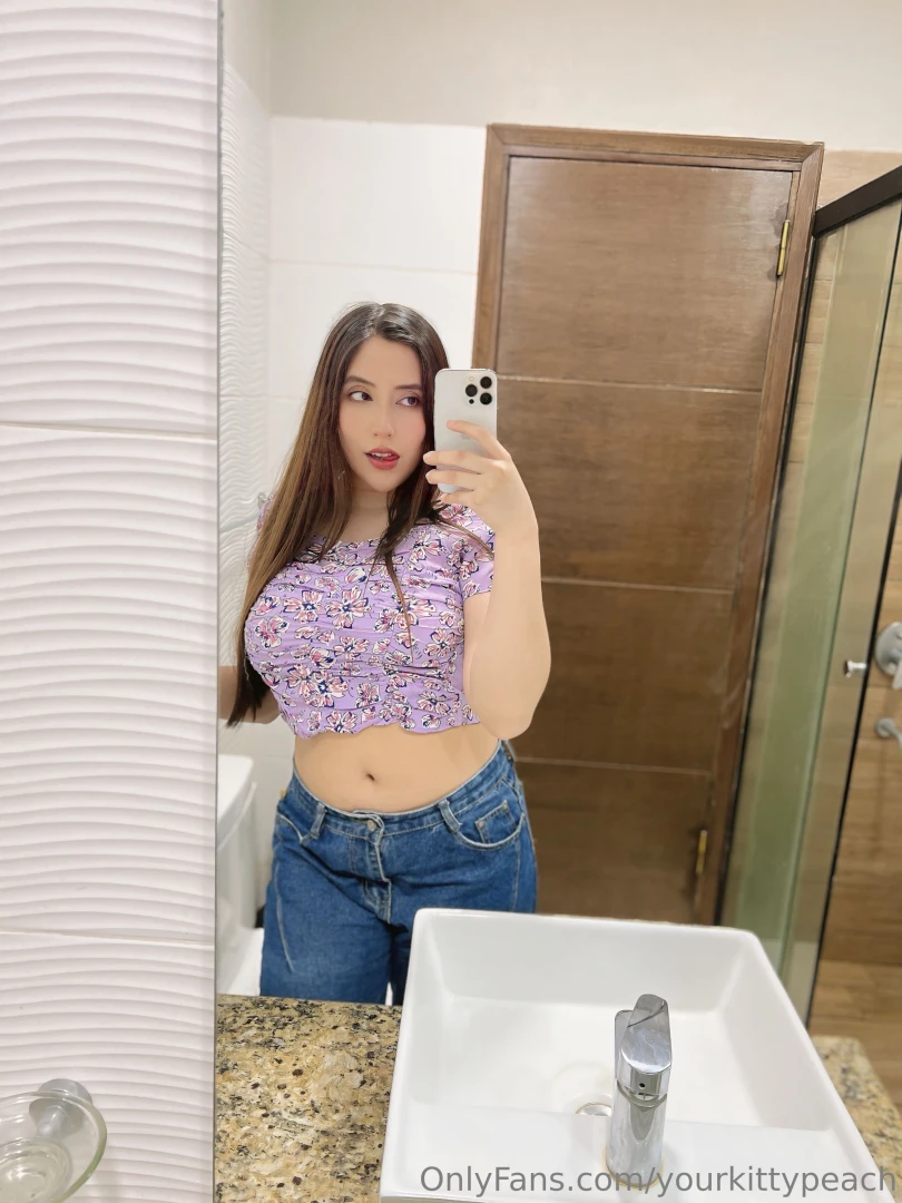 A mirror selfie a day keeps the dullness away 
