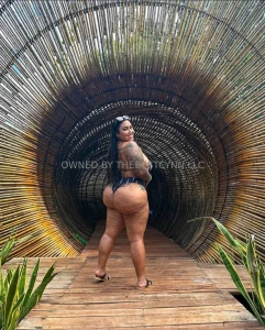 This juicy ass needs your worship now