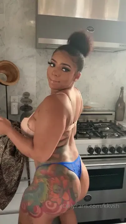 Good morning babes what s for breakfast assssss or titties drop a tip 