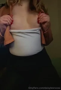 Mikasa cosplay shows you her hairy armpits