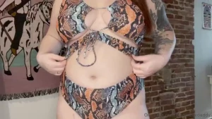 Piggy goes to the beach swimsuit try-on i m going on vacation which