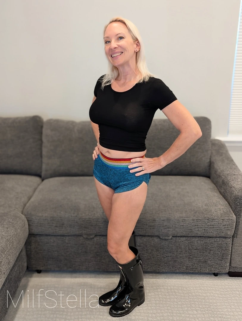 Do you like hunter boots with booty shorts want to see more of me 