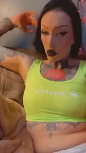 Wanna come hang out online with me shoot me a dm and lets chat i m