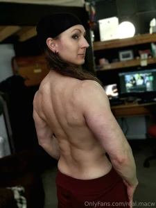 Built up my back enough to where i officially have back cleavage part 1