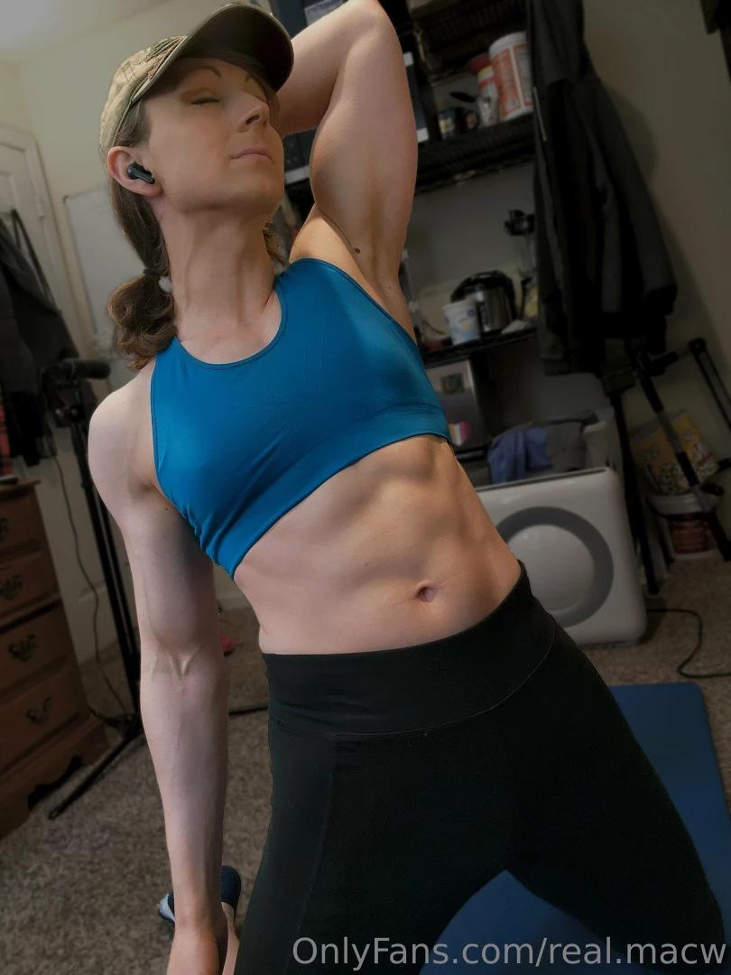 I understand y all like it when the arms and abs are out well let me 