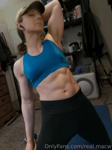 I understand y all like it when the arms and abs are out well let me