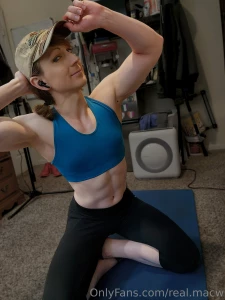 I understand y all like it when the arms and abs are out well let me part 2