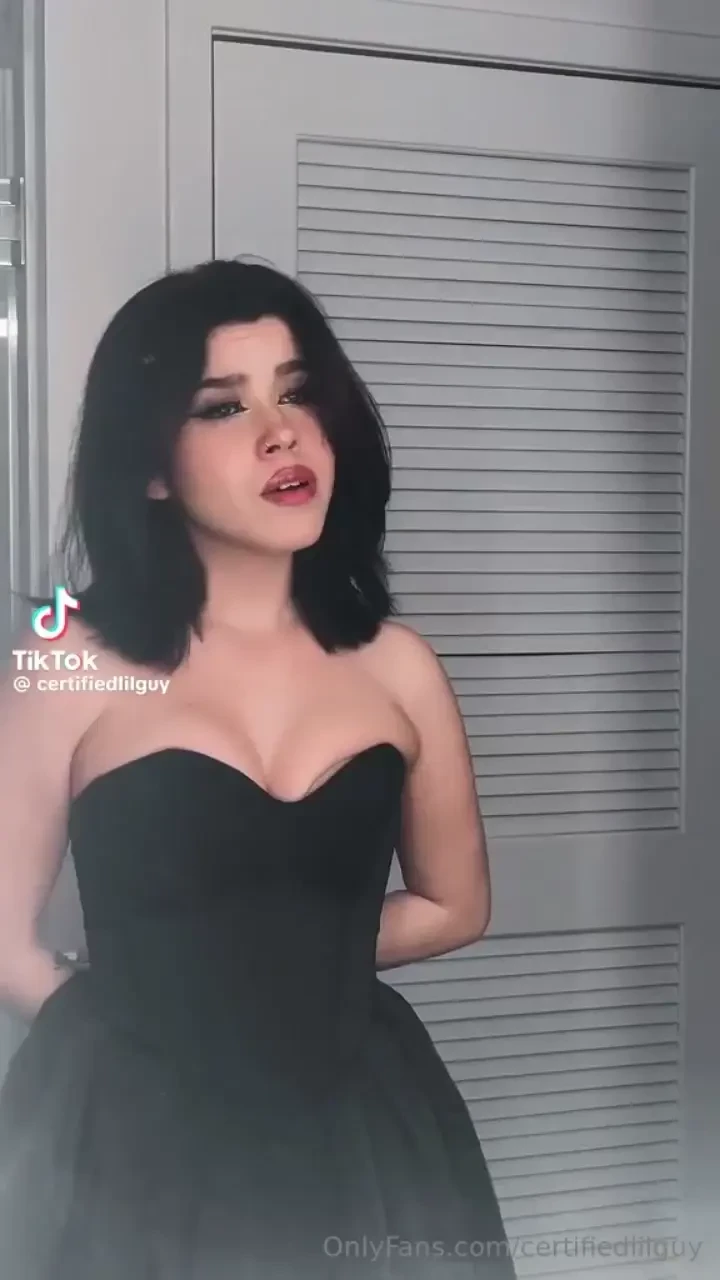 Raise your hand if you like a girl with tattoos 