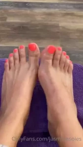 Fresh pedi and oiled up toes