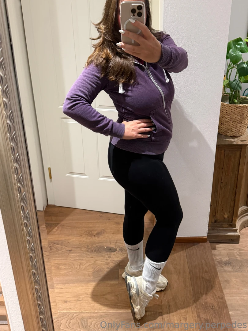 I come home from the gym and my feet are sooo sweaty and smelly i can 