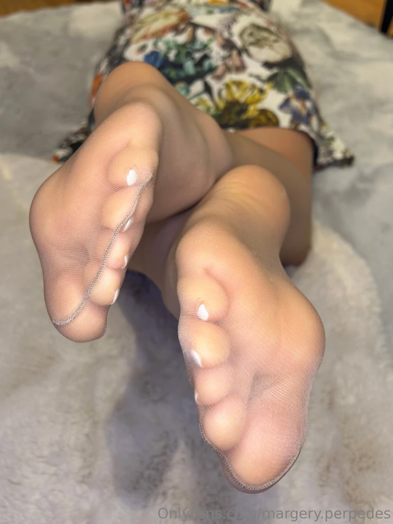 Meine duftenden nylons schmiegen sich an meine zarten sohlen an wie 