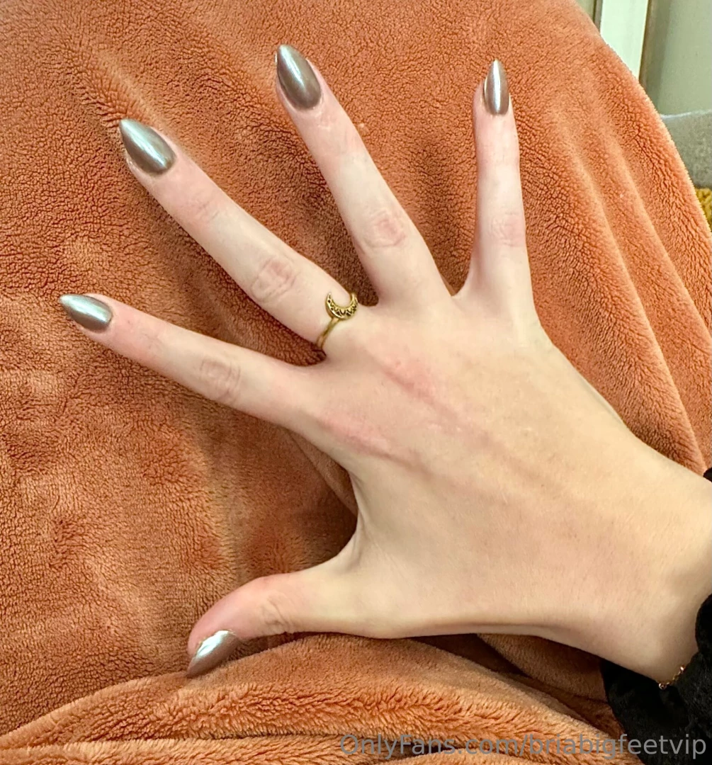Nails are giving call me goddess but hand size is giving call me daddy 