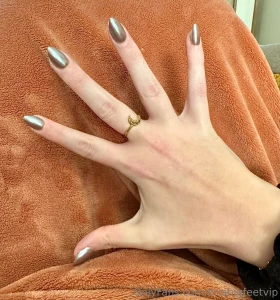 Nails are giving call me goddess but hand size is giving call me daddy