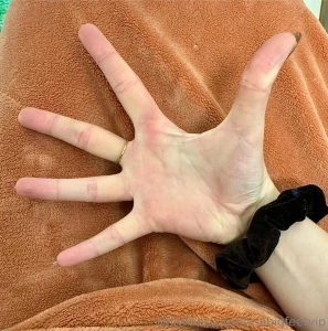 Nails are giving call me goddess but hand size is giving call me daddy part 1