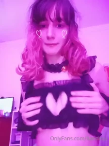 Lil video squishing my chest