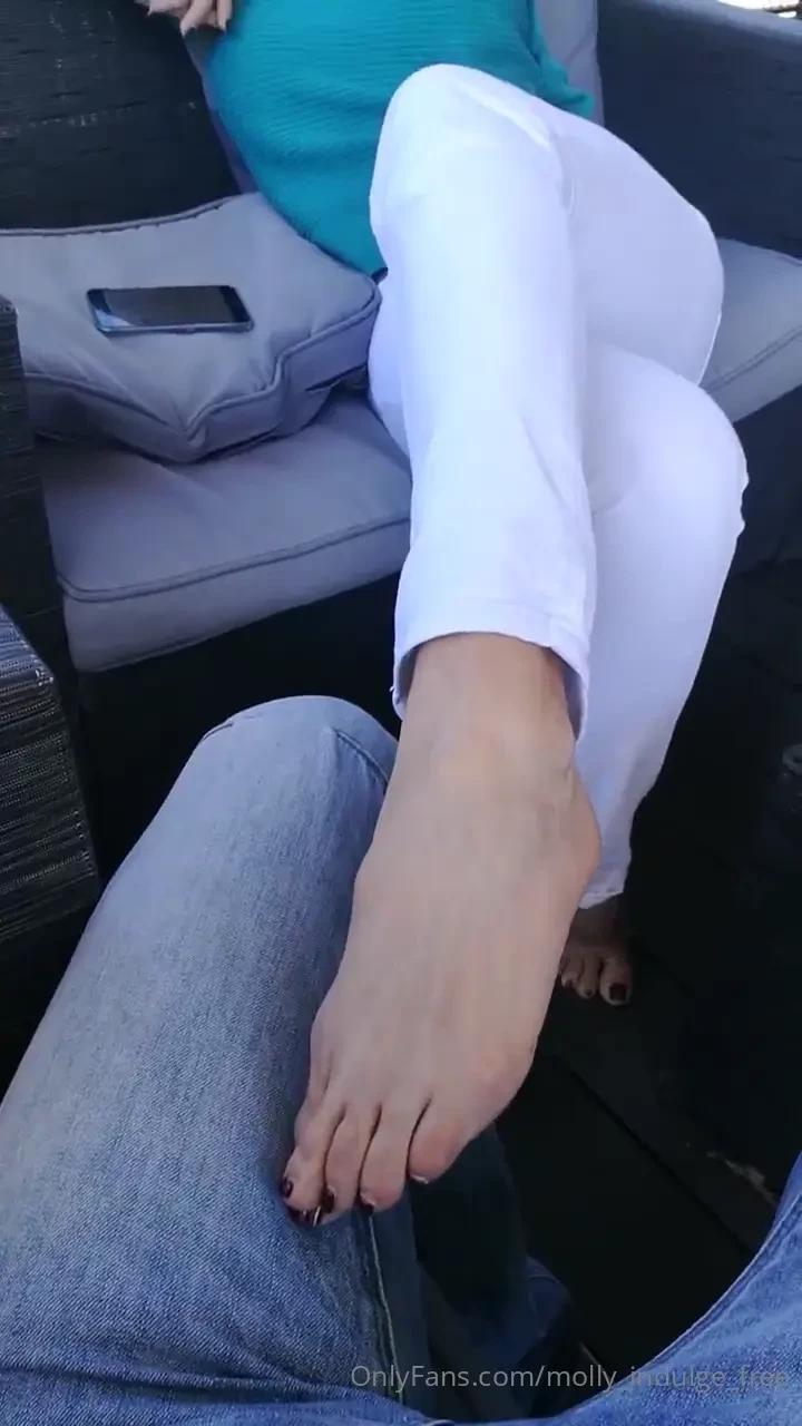I have a question to ask who thinks feet are sexy do they turn you on 