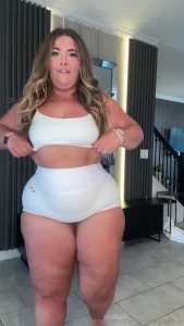 I know how much you love when i shake my naked booty for you baby