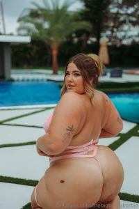 Who wants to be my pay pig look at all this ass i just want to be